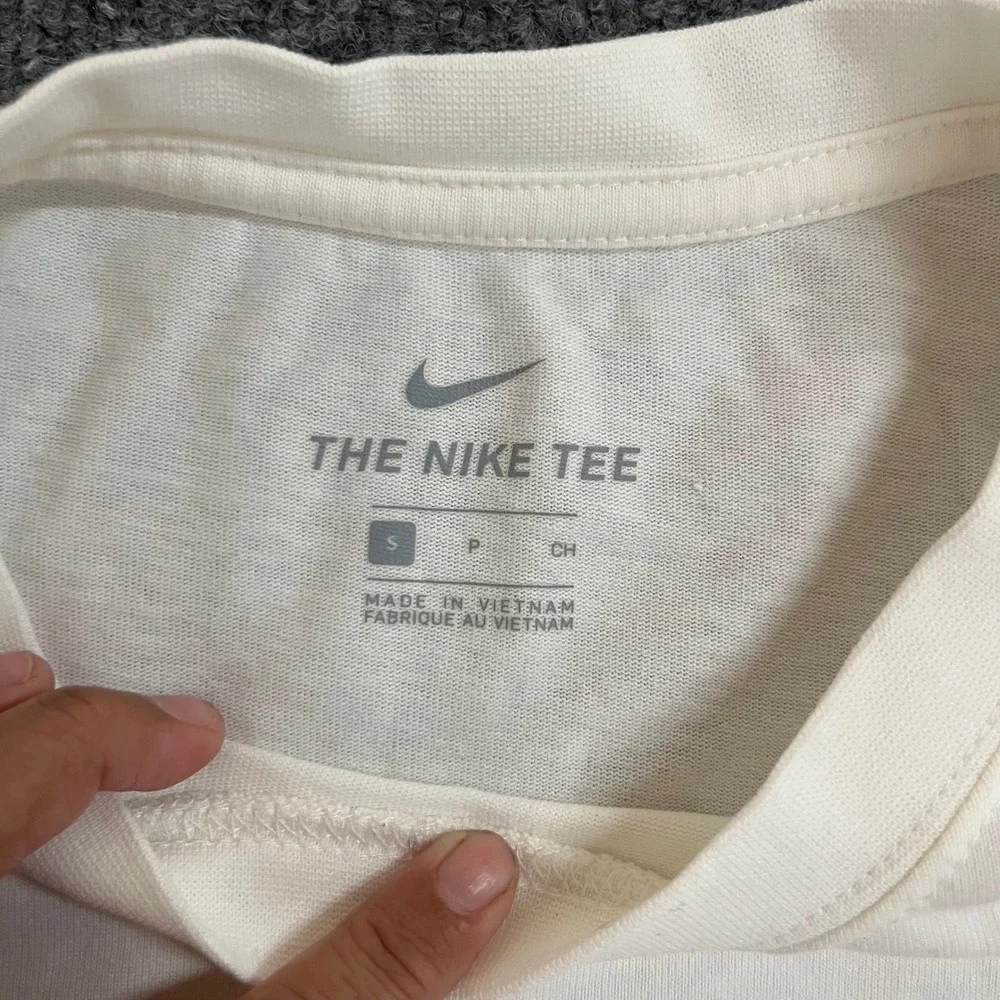 Nike T-Shirt Mens Size S Off White Basketball Graphic Logo Short Sleeve Athletic